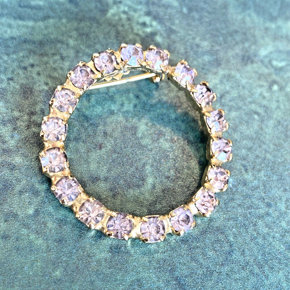 Vintage Wreath Brooch Mid Century Circle Pin Goldtone & Light Pink Rhinestones - Picture 8 of 8